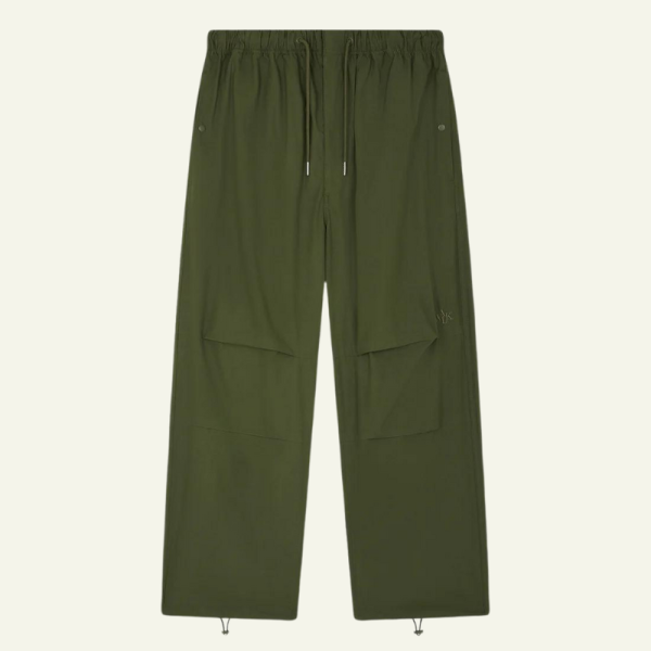Le pantalon parachute vert